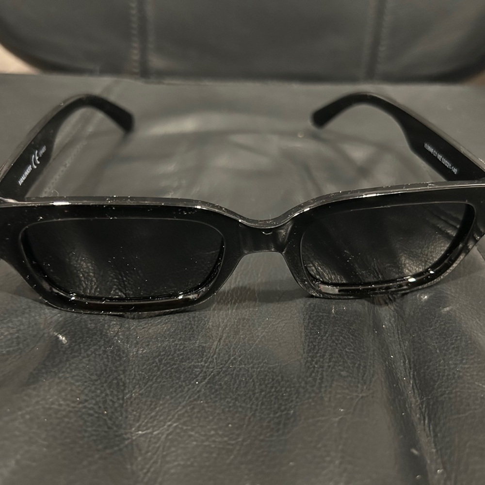 Chic Black Rectangular Sunglasses - image 4